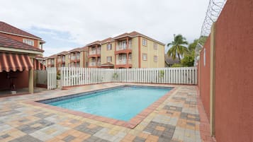 Kolam renang outdoor