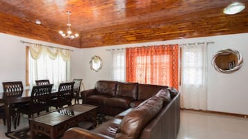 Apartemen Mewah, 2 kamar tidur, balkon, pemandangan kota | Ruang keluarga | Televisi layar datar 50-inci dengan saluran TV kabel dan TV