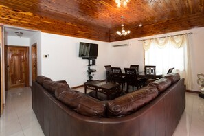 Appartement Luxe, 2 chambres, balcon, vue ville | Salle de séjour