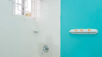 Familienhaus, 2 Schlafzimmer, Küche, eingeschränkter Meerblick | Badezimmer | Duschwanne, kostenlose Toilettenartikel, Haartrockner, Handtücher