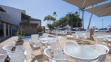 Bar à beira da piscina