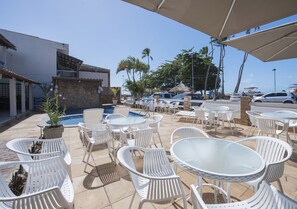 Bar à beira da piscina