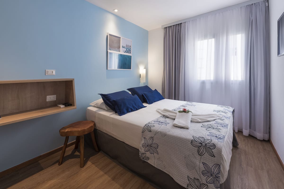 Quarto Standard | Een minibar, individueel gemeubileerd, verduisterende gordijnen
