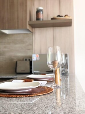 Apartamento estándar | Cocina privada | Frigorífico, placa de cocina, hervidor eléctrico y utensilios de cocina