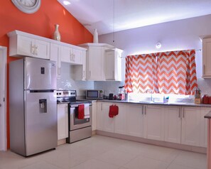 ファミリー ヴィラ 3 ベッドルーム バリアフリー ヒルビュー | 専用キッチン | 大型冷蔵庫、電子レンジ、オーブン、コンロ