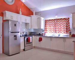 Refrigerador con freezer, microondas, horno, placa de cocina