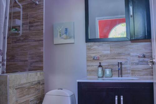 Villa familiale, 3 chambres, accessible aux personnes à mobilité réduite, vue sur la colline | Salle de bain | Ensemble baignoire-douche, articles de toilette (gratuits)
