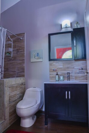 Familienvilla, 3 Schlafzimmer, barrierefrei, Hügelblick | Badezimmer | Duschwanne, kostenlose Toilettenartikel, Haartrockner, Handtücher