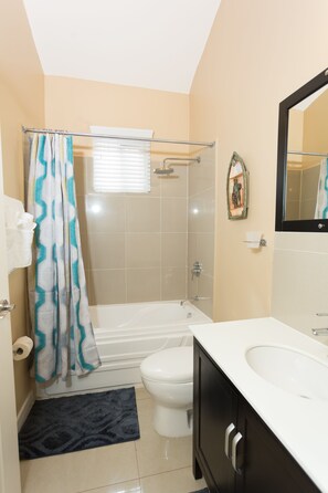 Family Villa, 2 Bedrooms, Pool Access, Hill View | Bilik Mandi | Gabungan pancuran/tab mandi, kelengkapan dandanan diri percuma 