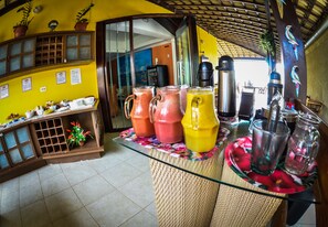 Café da manhã com buffet grátis todos os dias