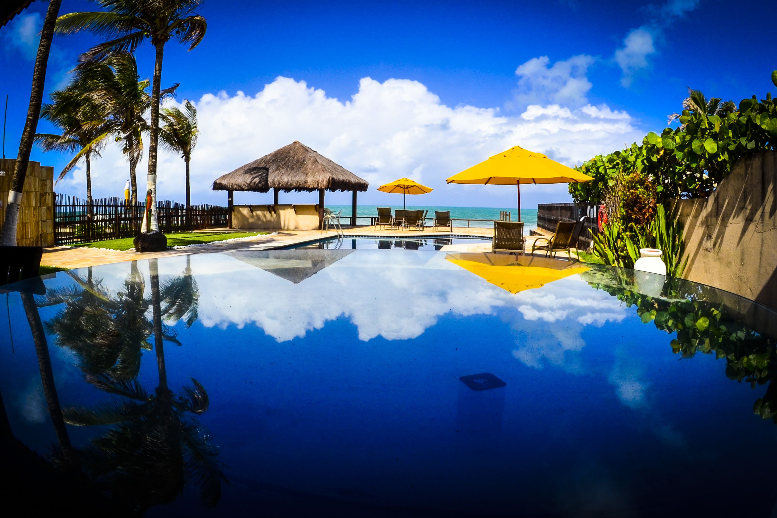 Piscina externa, guarda-sóis, espreguiçadeiras