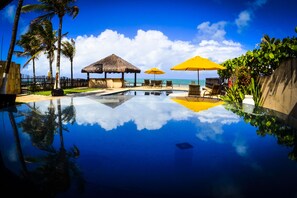 Piscina externa, guarda-sóis, espreguiçadeiras