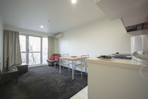 Studio trung tâm thành phố, 1 giường cỡ queen | Khu phòng khách | TV màn hình phẳng 