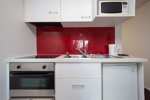 City Studio, 1 Queen Bed | Private kitchen | Fridge, microwave, oven, stovetop
