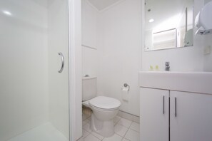 City Studio, 1 Queen Bed | Bathroom | Shower, hair dryer