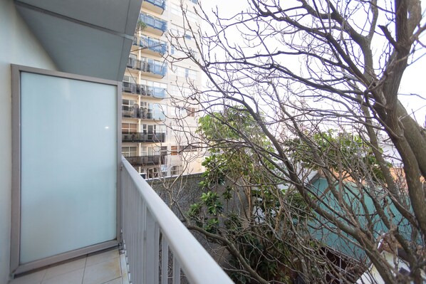 City Studio, 1 Queen Bed | Balcony