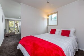 Studio trung tâm thành phố, 1 giường cỡ queen | Bàn, bàn ủi/dụng cụ ủi quần áo 