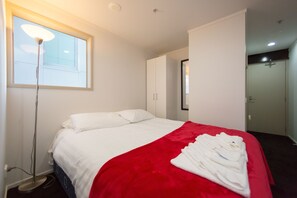 City Studio, 1 Queen Bed | Desk, iron/ironing board