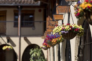 Exterior - Rancho Caymus Inn (St. Helena)