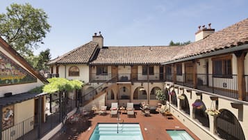 Außenpool, Sonnenschirme, Liegestühle