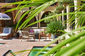 Outdoor spa tub - Rancho Caymus Inn (St. Helena)