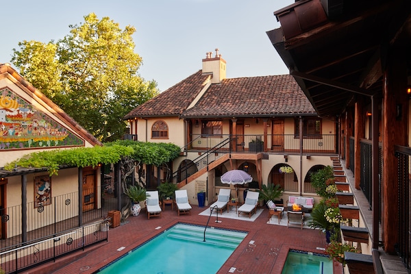 Utendørsbasseng, bassengparasoller og solsenger