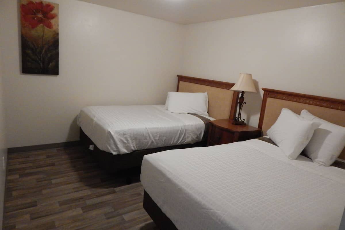 Junior suite, meerdere bedden | Een bureau, gratis wifi