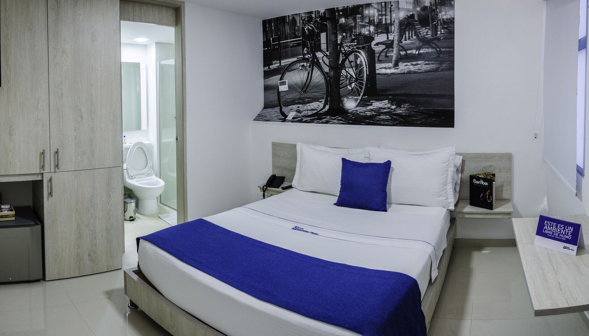 Minibar, Zimmersafe, Schreibtisch, Verdunkelungsvorhänge