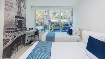 Minibar, caja de seguridad en la habitación y escritorio