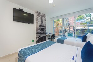 Quarto triplo família, várias camas, suíte | Frigobar, cofres nos quartos, escrivaninha, cortinas blackout