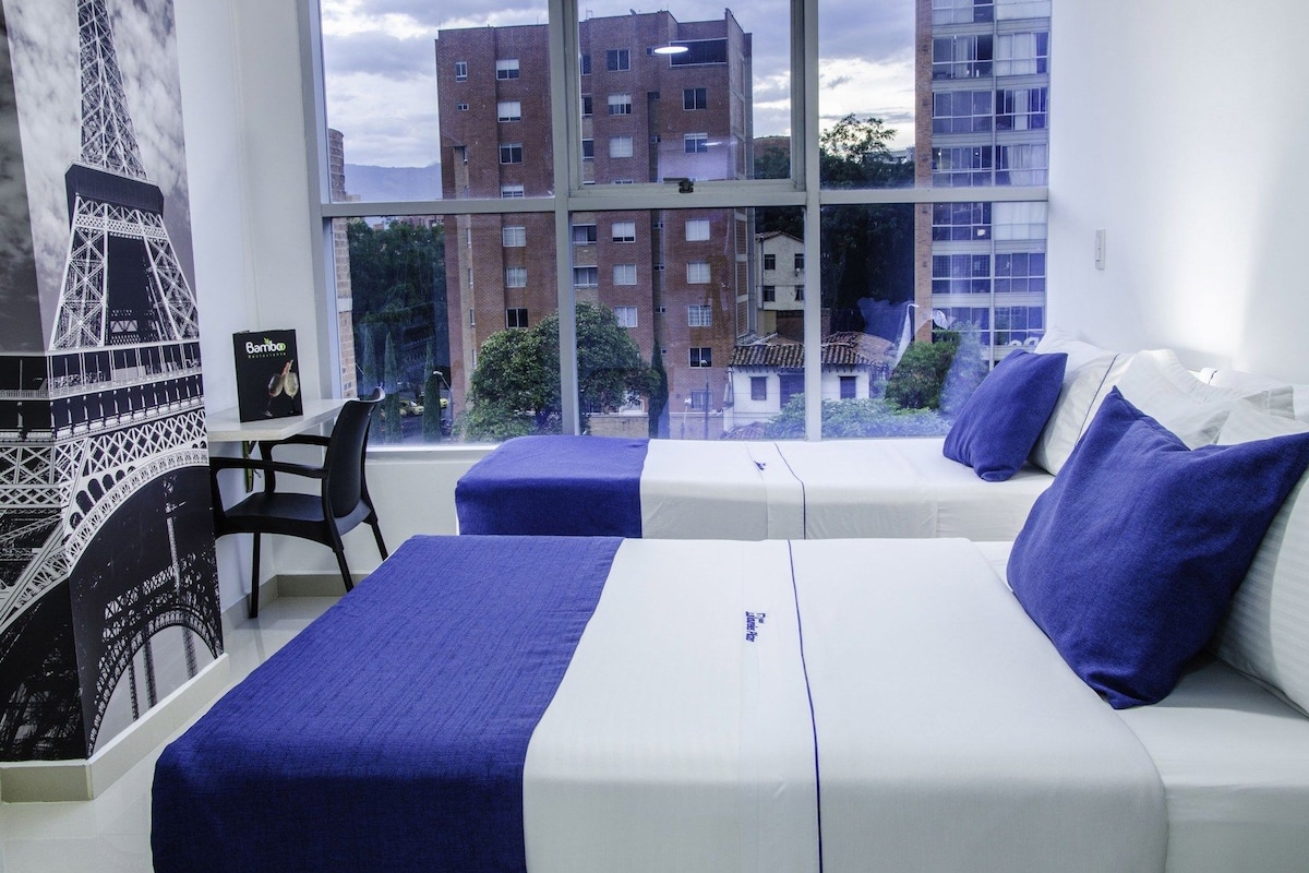 Minibar, coffres-forts dans les chambres, bureau, rideaux occultants