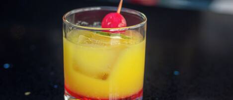 Ein Cocktail mit Cocktailkirsche.