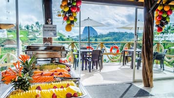 Petit déjeuner complet compris tous les jours