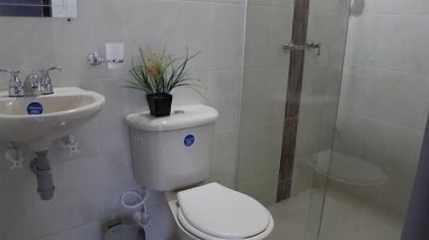 Een badkamer met een wastafel, toilet en douche.