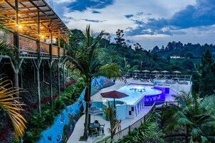 Una piscina al aire libre (de 09:00 a 20:00), sombrillas, tumbonas