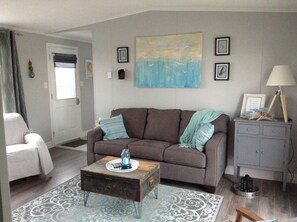 Smart TV, books - Oceanside Cottage, Spectacular Sunsets, near Peggy's Cove (Indian Harbour)