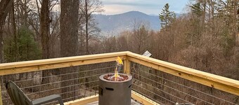 Serene Tree Top Modern Bungalow w/ spectacular mountain views, close to downtown