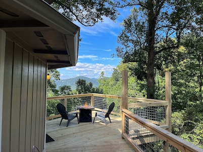 Serene Tree Top Modern Bungalow w/ spectacular mountain views, close to downtown