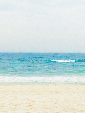 On the beach - WINTER RATES AND ONLY 4 miles from the airport and beachfront!!! (Gulf Shores)