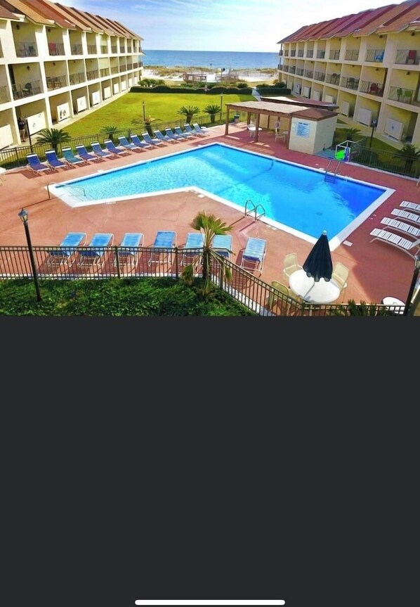 Outdoor pool - WINTER RATES AND ONLY 4 miles from the airport and beachfront!!! (Gulf Shores)