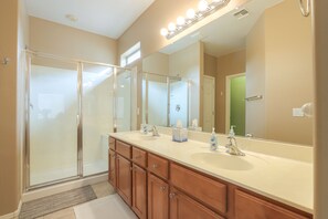 Combined shower/bathtub, hair dryer, towels, soap - 3 BR Heated  Private  Saltwater SUNNY Pool In/Out Stereo Speakers  Prof BBQ Gril (Maricopa)