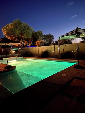 A heated pool - 3 BR Heated  Private  Saltwater SUNNY Pool In/Out Stereo Speakers  Prof BBQ Gril (Maricopa)