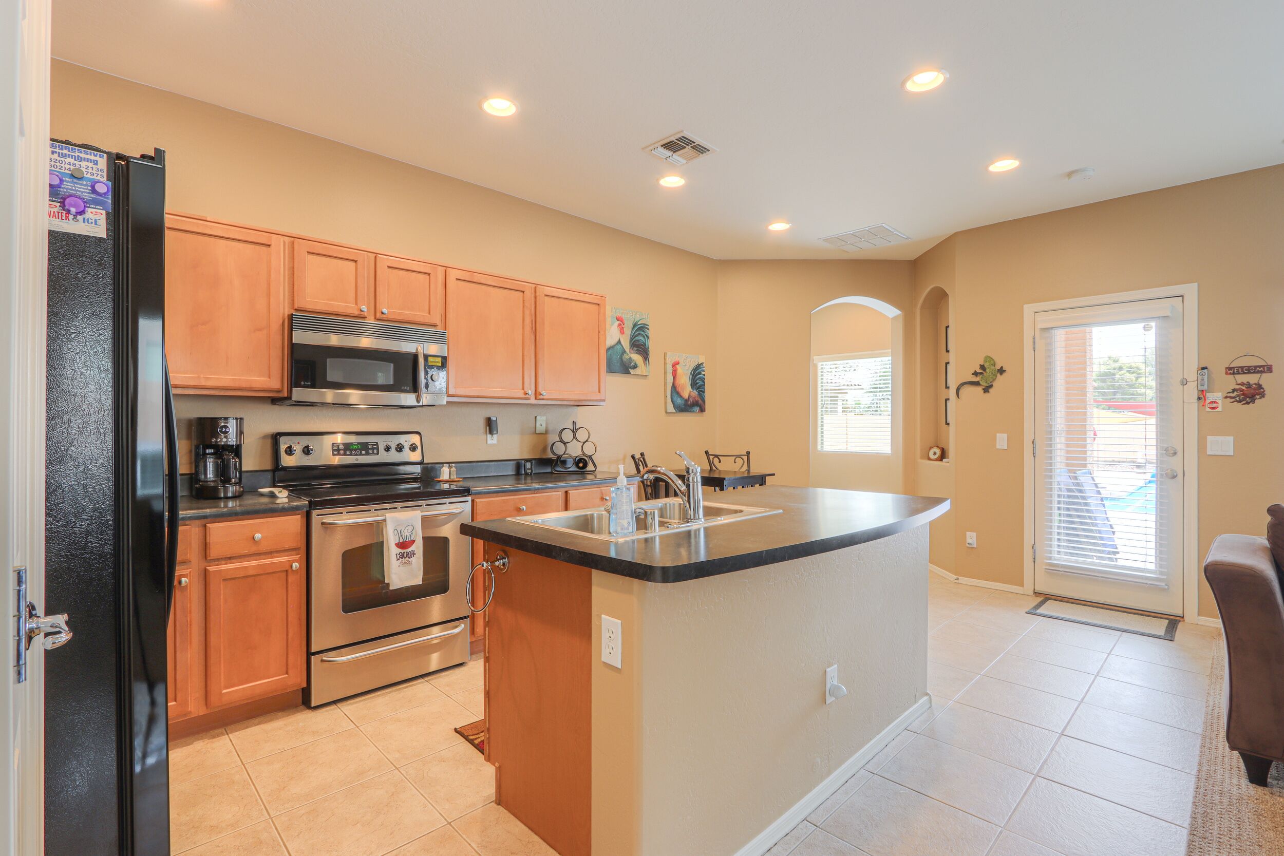 Refrigerador, microondas, horno y parrilla de estufa 