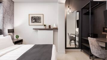 2 bedrooms, in-room safe, desk, iron/ironing board