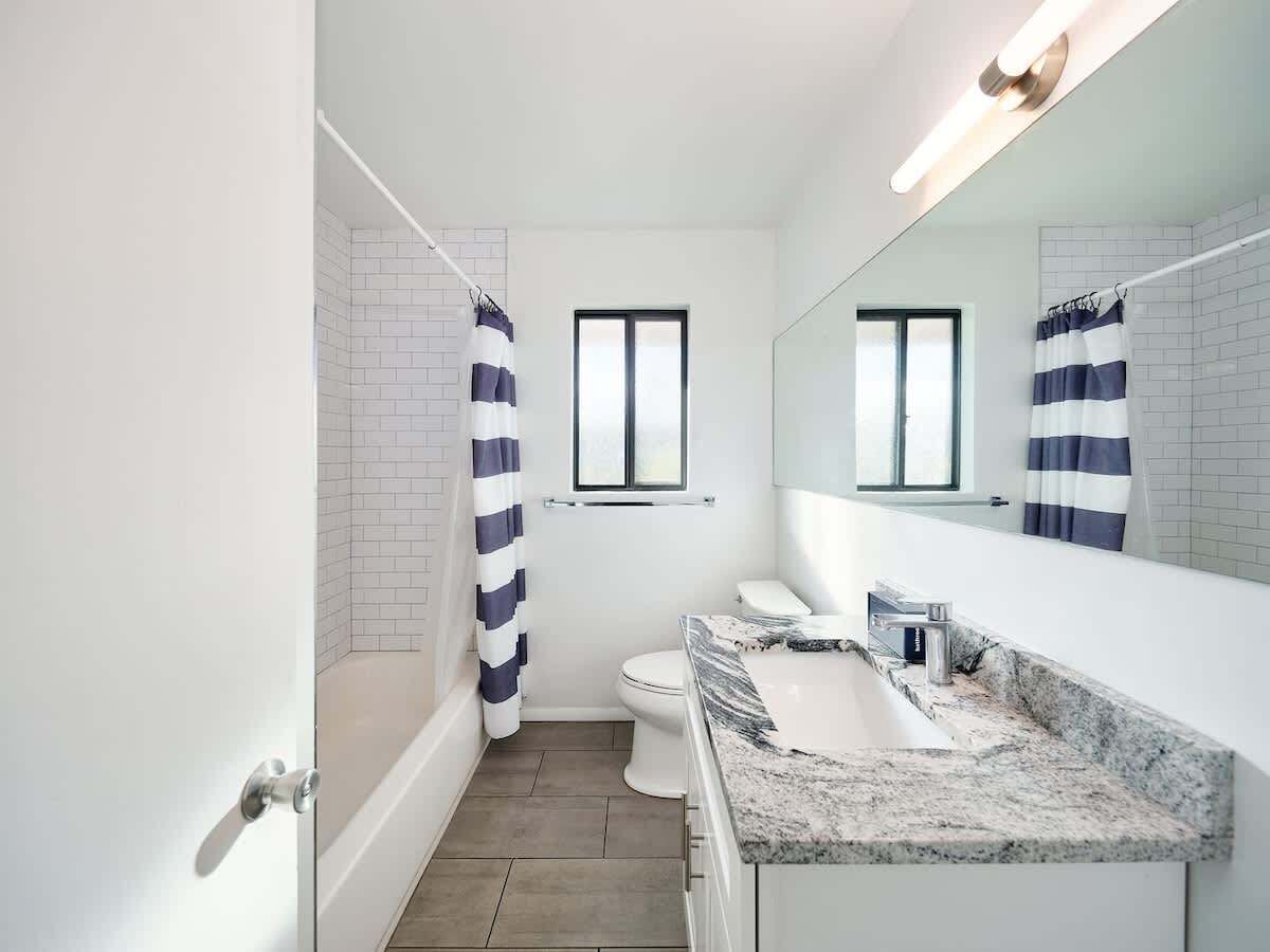 Combined shower/bathtub, hair dryer, towels, shampoo