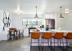 Fridge, microwave, oven, stovetop - Disco in the Desert-Pool&Fire Pit-Walk to Old Town (Scottsdale)