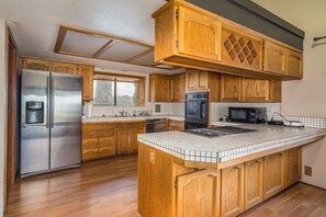 Refrigerador, microondas, horno y parrilla de estufa 