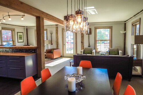 Moderni, puhdas, valoisa, tilava parvi, kävele kaikkialla!  vesinäkymät yllin kyllin!