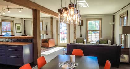 Moderni, puhdas, valoisa, tilava parvi, kävele kaikkialla! vesinäkymät yllin kyllin!