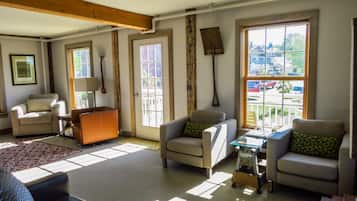 Een smart-tv, een dvd-speler, boeken en een filmbibliotheek